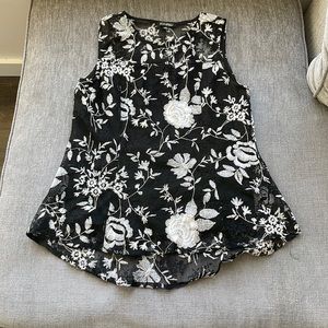 Black floral printed sleeveless Roz & Ali top size medium.